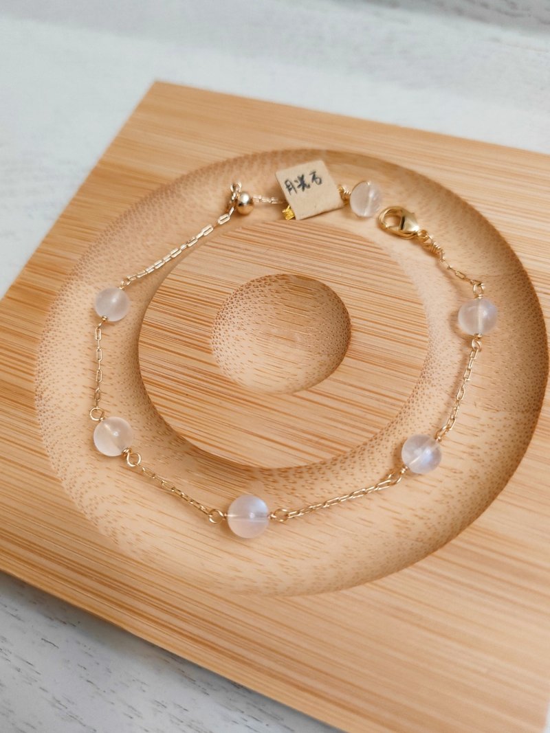 Natural crystal - moonstone simple bracelet - 14K gold-filled - hand-wound - สร้อยข้อมือ - พืช/ดอกไม้ หลากหลายสี