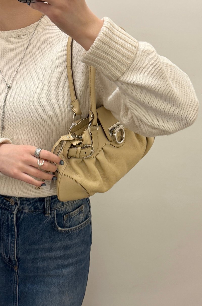 [Close to preservation] Second-hand Ferragamo Silver buckle Silver milk apricot UFO shoulder bag - Messenger Bags & Sling Bags - Genuine Leather Khaki