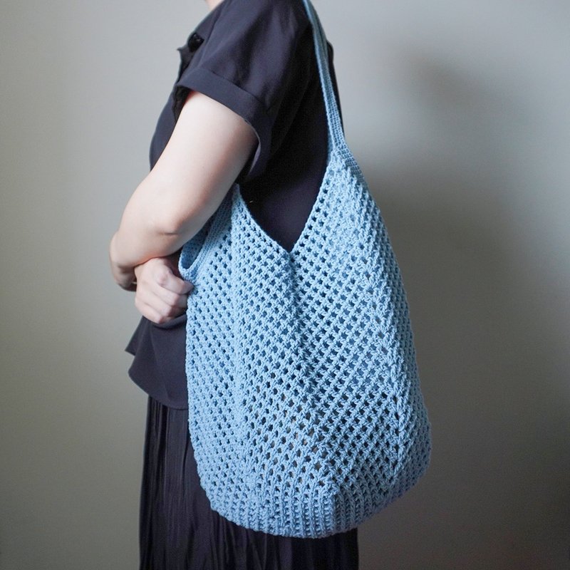 Finished product for sale Xiaofa 100% cotton hand-woven shoulder mesh bag matt blue - กระเป๋าแมสเซนเจอร์ - ผ้าฝ้าย/ผ้าลินิน สีน้ำเงิน