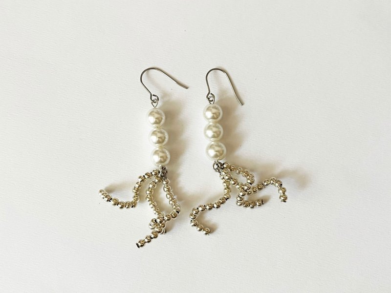 Teardrop handmade earrings - ต่างหู - พลาสติก สีเงิน