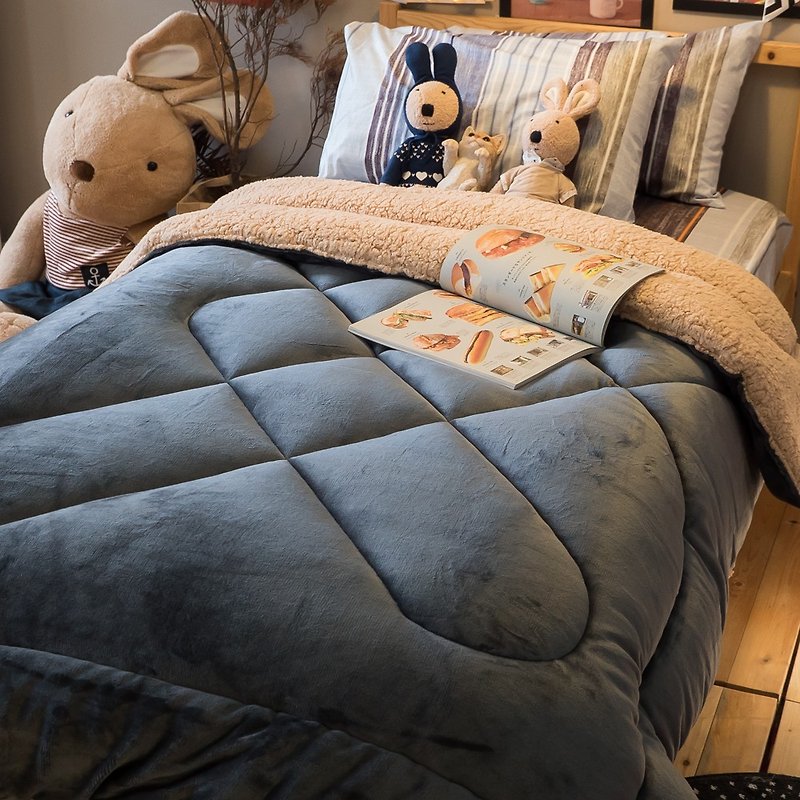 The gentleman duke lamb quilt is filled with cotton for warmth and comfort. The total weight is about 1.8kg. Made in Taiwan - ผ้าห่ม - เส้นใยสังเคราะห์ สีเทา