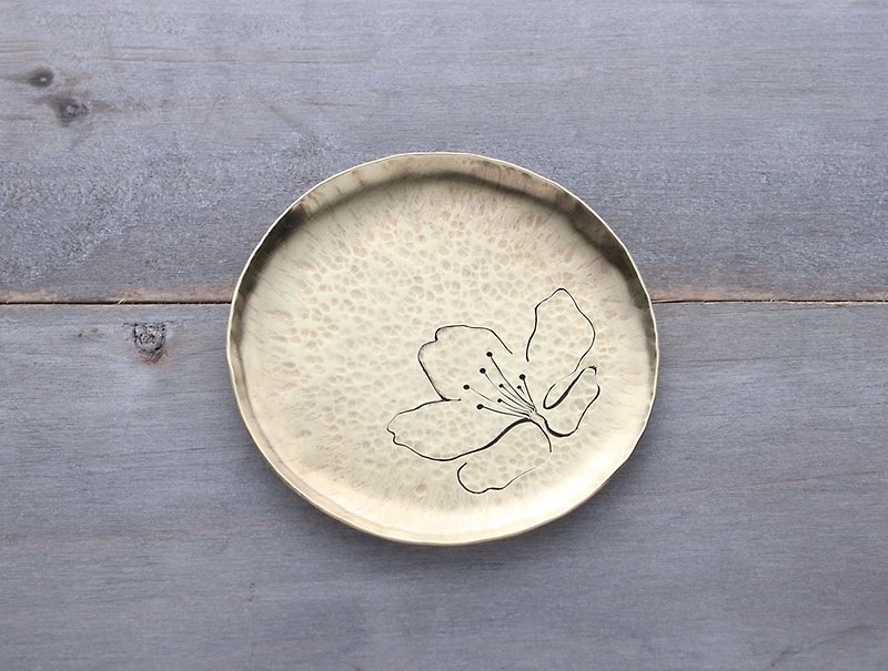 ni.kou Bronze carved glove pan - Sakura - Small Plates & Saucers - Other Metals 