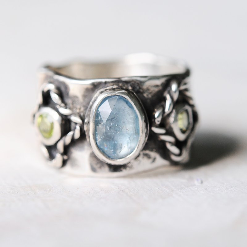 Light blue kyanite and peridot ring, Silver 925, natural stone - แหวนทั่วไป - เครื่องเพชรพลอย สีน้ำเงิน