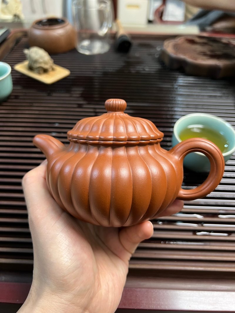 Antique ribbed pattern fully handmade 300cc raw ore top vermilion mud mud color authentic moisturizing body - ถ้วย - ดินเผา สีเทา