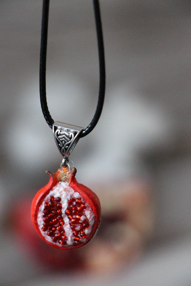 Pomegranate pendant Gift for her - 項鍊 - 黏土 紅色