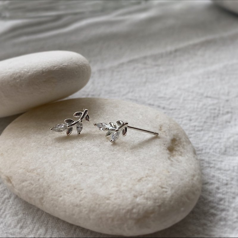 Little Leaf Sterling Silver Earrings/ Stone Daily Work Style - ต่างหู - เงินแท้ สีเงิน
