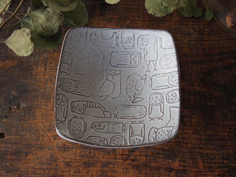 White square bowl with relief owls - จานและถาด - ดินเผา ขาว
