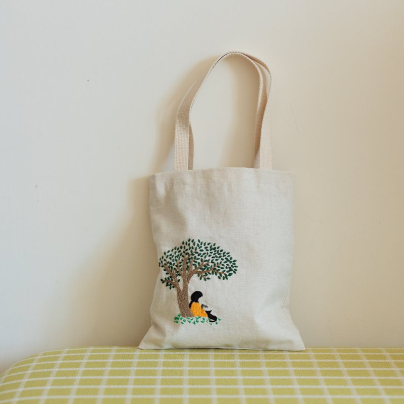 Hand embroidered girl and cat's quiet time Linen double layer small cloth bag - กระเป๋าถือ - ผ้าฝ้าย/ผ้าลินิน ขาว