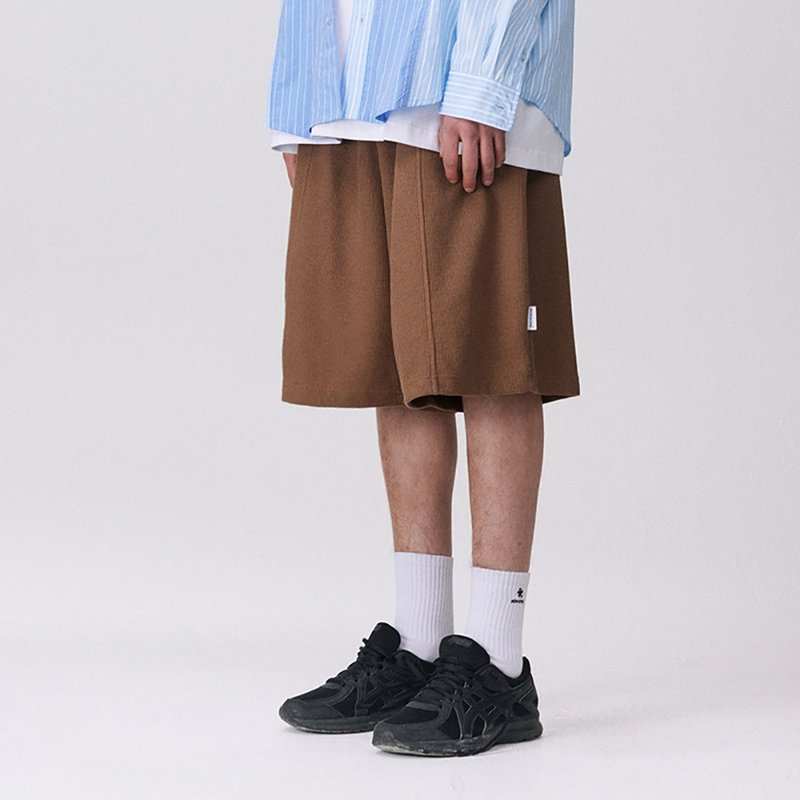 MOKACME 22SS Spring/Summer Waffle Knit Loose Basic Embroidery Five Points Shorts Two Colors - กางเกงขาสั้น - ผ้าฝ้าย/ผ้าลินิน สีนำ้ตาล