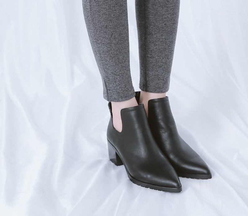 U-shaped side digging pointed jagged with leather boots black - รองเท้าบูทสั้นผู้หญิง - หนังแท้ สีดำ