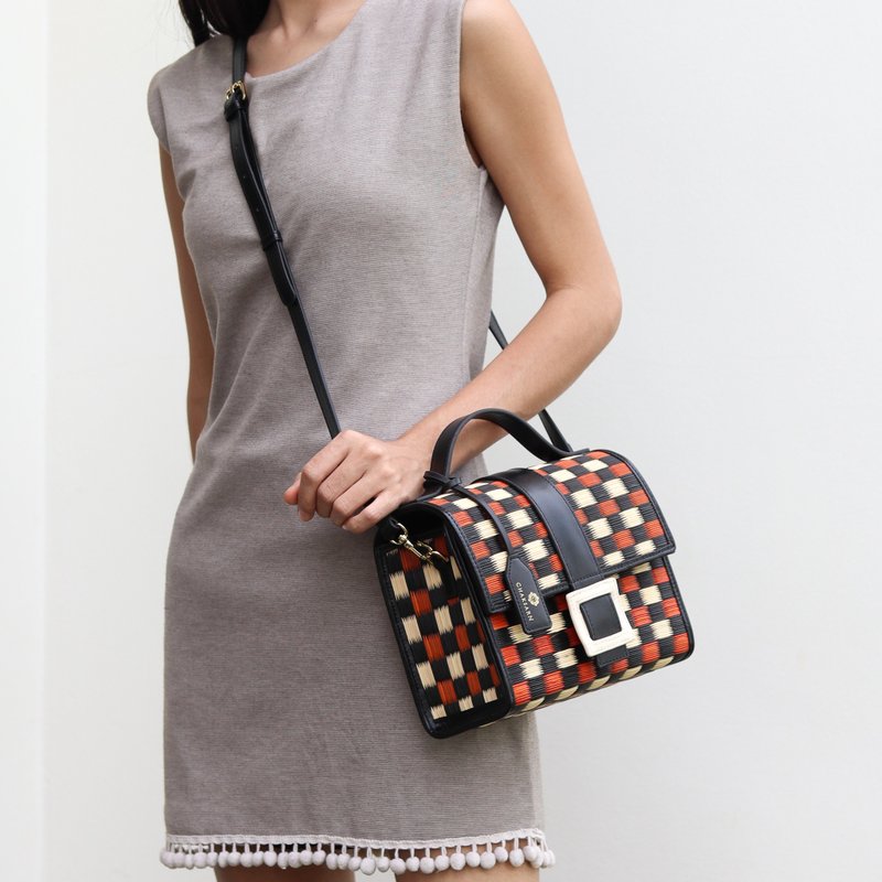 Chaksarn Candy Handbag and Crossbody Bag for Summer from Woven Straw and Leather - トートバッグ・ハンドバッグ - 革 ブラック