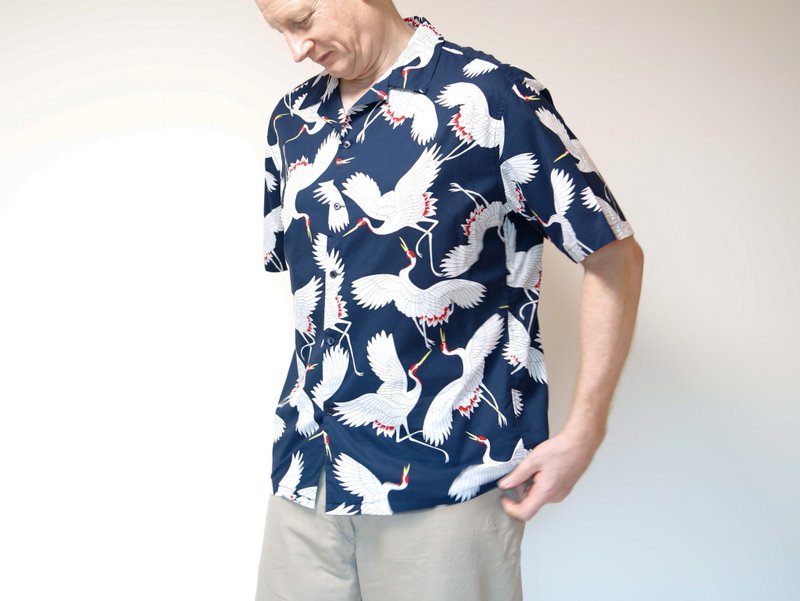 Japanese Crane printed ALOHA Shirt - เสื้อเชิ้ตผู้หญิง - ผ้าฝ้าย/ผ้าลินิน สีน้ำเงิน