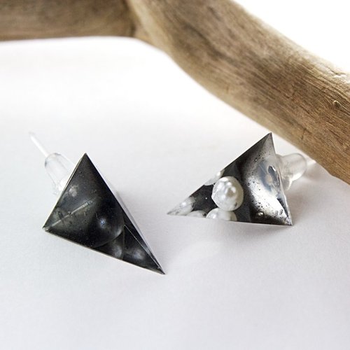 acute angle triangle earrings (akoya)
