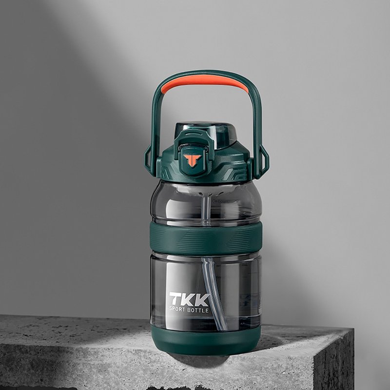 【TKK】美國進口Tritan戶外攀峰 手提+背帶運動水壺1200ML-高山綠 - 水壺/水瓶 - 其他材質 綠色
