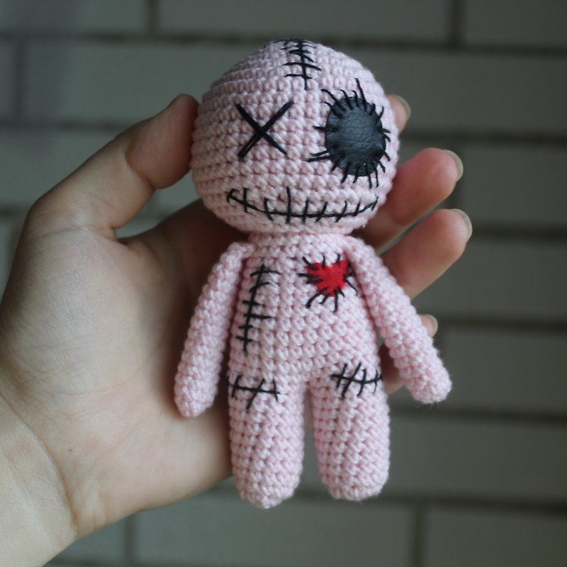 Pink Voodoo doll mascot Keychain keyring Halloween gift Decor Crochet Witchcraft - ที่ห้อยกุญแจ - ขนแกะ สึชมพู