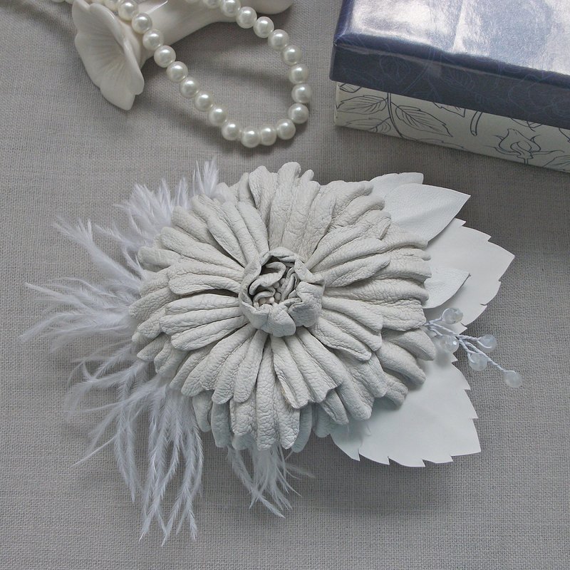 White flower brooch made of leather with ostrich feathers - 胸針 - 真皮 白色