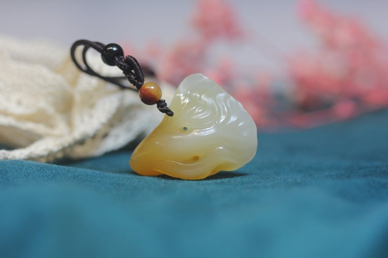 天然黃龍玉掛件\斗魚項鏈\ 年年有魚吊墜 - 項鍊 - 玉石 黃色
