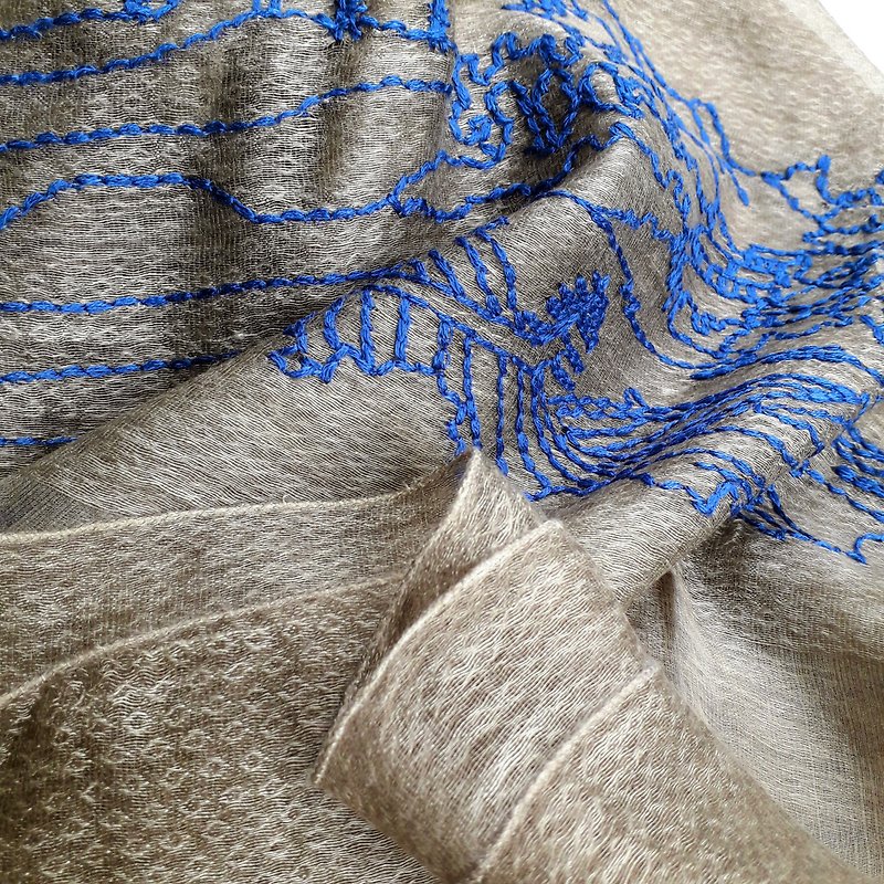 フリーハンド刺繍アルファベットムーンビレッジ線画シルクウール刺繍ライトヤーンスカーフ - マフラー・ストール - ウール 多色