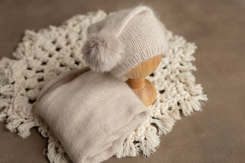 Beige hat with rug for newborns: the perfect outfit for a baby - เครื่องประดับ - วัสดุอื่นๆ สีกากี