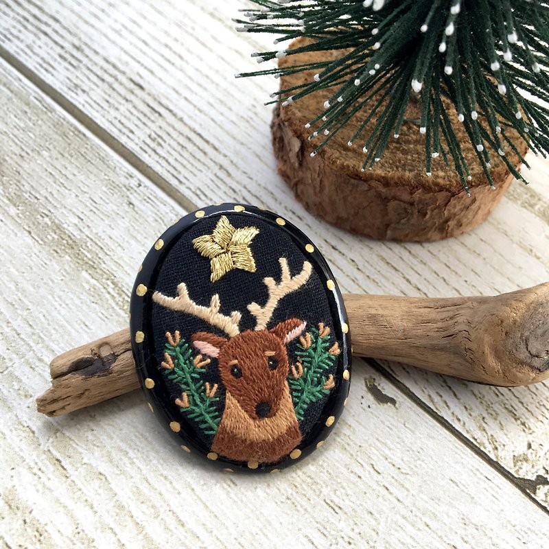 Pole star and deer embroidery brooch - Brooches - Thread Black