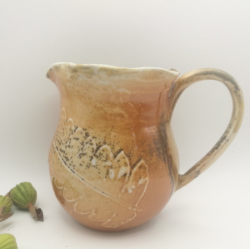 hand-thrown/wood-fired/pitcher/natural ash/flame marks/ideal gift/ keepsake - ถ้วย - ดินเผา สีทอง