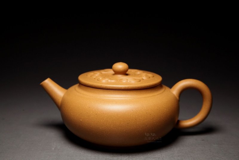 【大彬貢局】炎黃大地藝術 龍山堂 傳統手工製壺 本山綠 200cc - 茶壺/茶杯/茶具 - 陶 卡其色