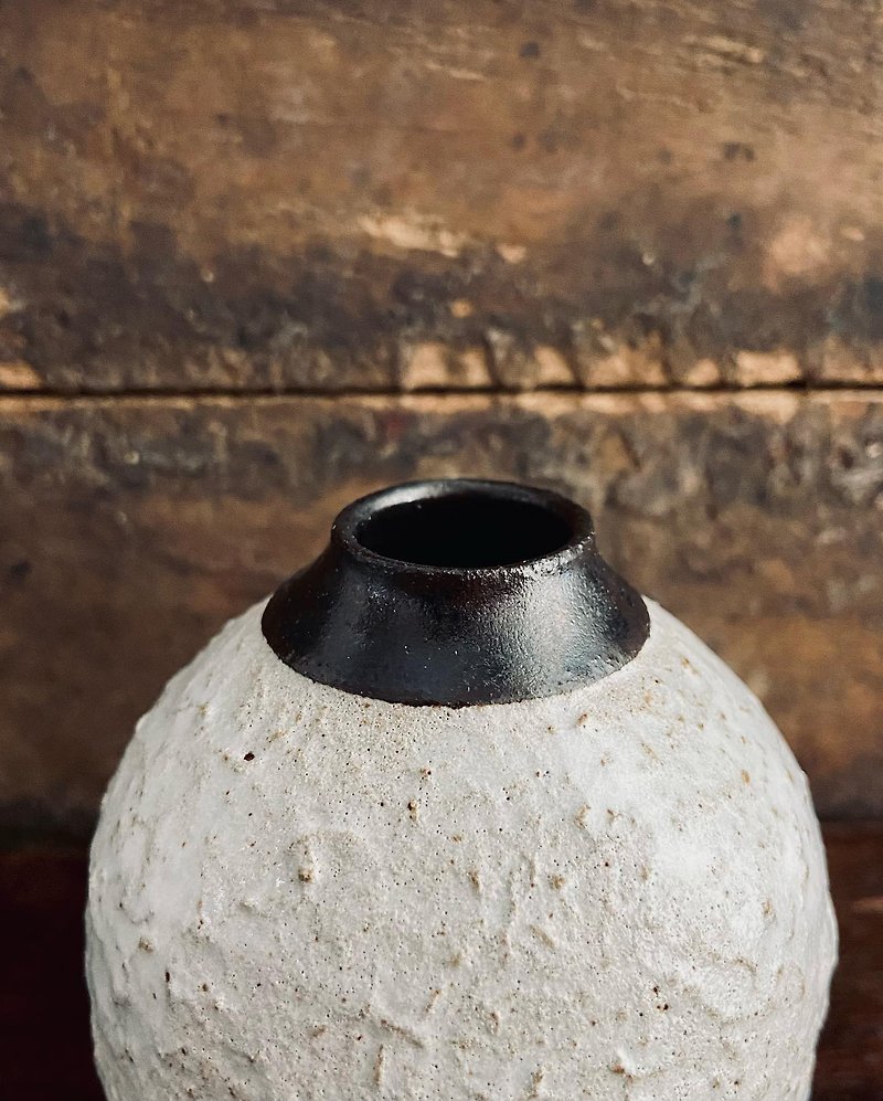 Xuemelt Series－White Fen Yin Two-color Narrow Mouth Ceramic Flower Vessel - เซรามิก - ดินเผา ขาว