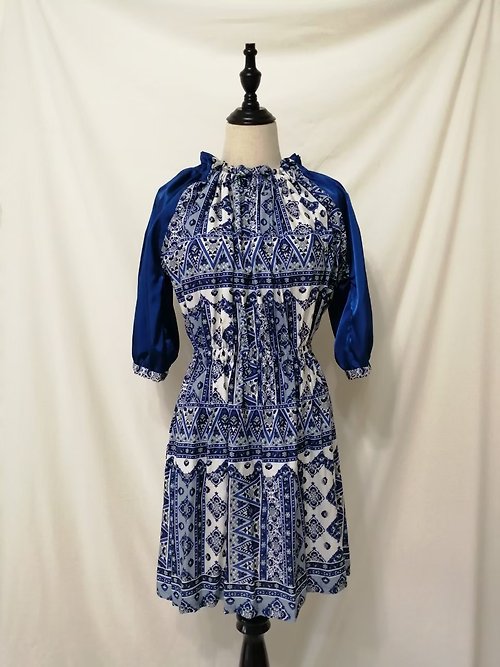 KAKI Designer collection 寶藍色精緻花朵圖騰拉克蘭七分袖抽褶洋裝