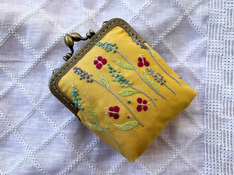 Flying butterfly/embroidery/bag - กระเป๋าใส่เหรียญ - ผ้าฝ้าย/ผ้าลินิน 