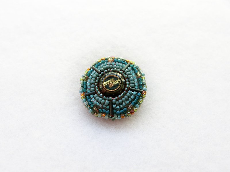 Vintage beaded pin - เข็มกลัด - งานปัก สีเขียว