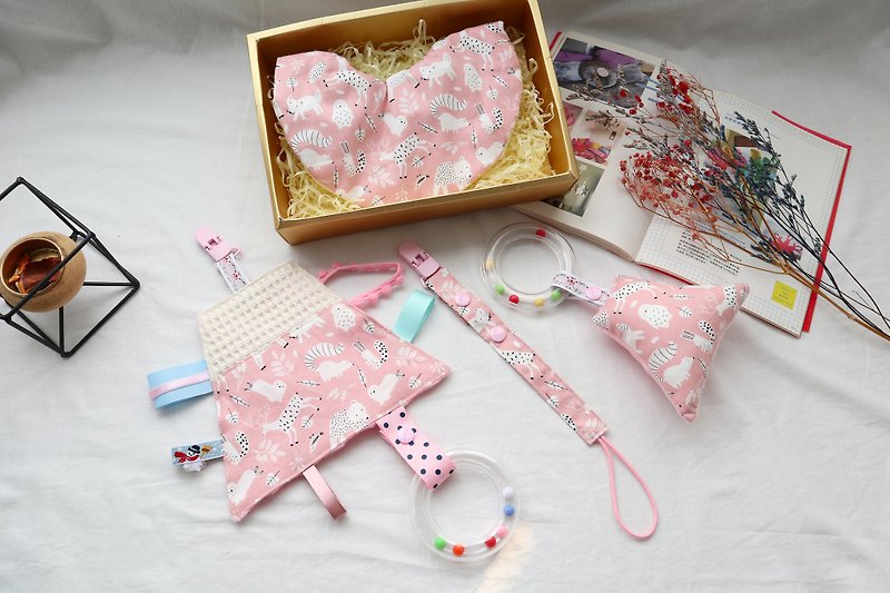 Miyue Gift Box│Six layers of gauze saliva towel soothing towel pacifier chain hand rattle:::Little animals - Baby Gift Sets - Cotton & Hemp Pink