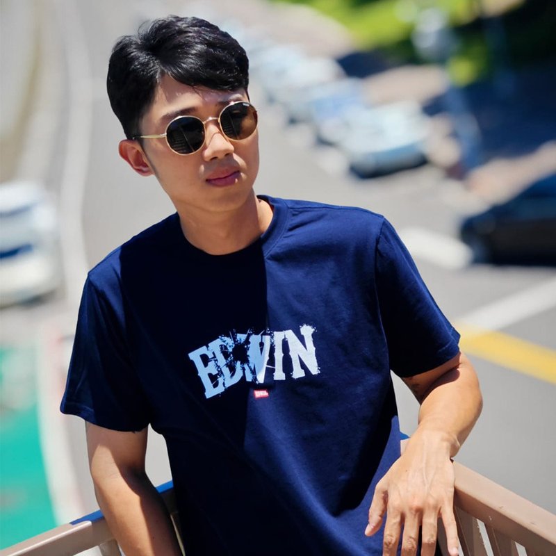 EDWIN 男款 能量爆炸LOGO短袖T恤 (丈青色) #上衣 - 男 T 恤 - 棉．麻 藍色