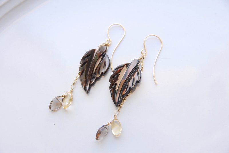 Mother of pearl autumn leaf earrings 14kgf - Earrings & Clip-ons - Semi-Precious Stones Brown