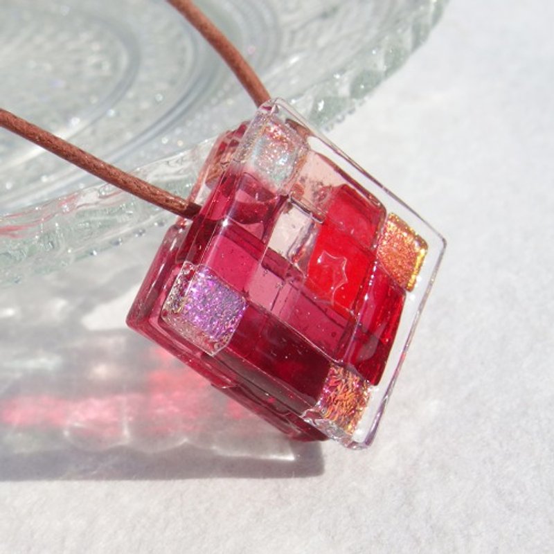 [Special] Happiness glass (happiness [love]) necklace [Can be changed to aroma pendant] [Made-to-order] - Necklaces - Glass Red