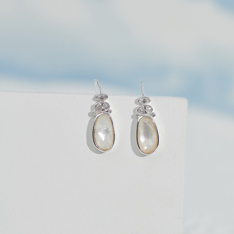 Oceano neon light pearl earrings light jewelry crafts/ocean treasures/sparkling and charming - ต่างหู - เปลือกหอย สีเงิน