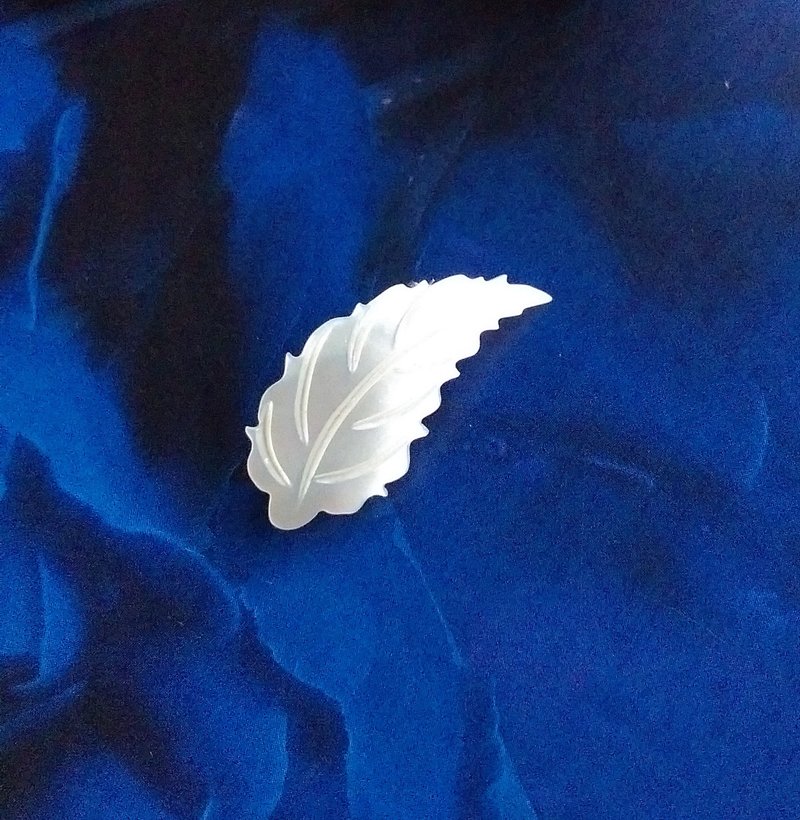 【美國西洋古董飾品】早期台灣製 貝殼小葉子 小巧 別針  胸針 - 徽章/別針 - 其他材質 金色