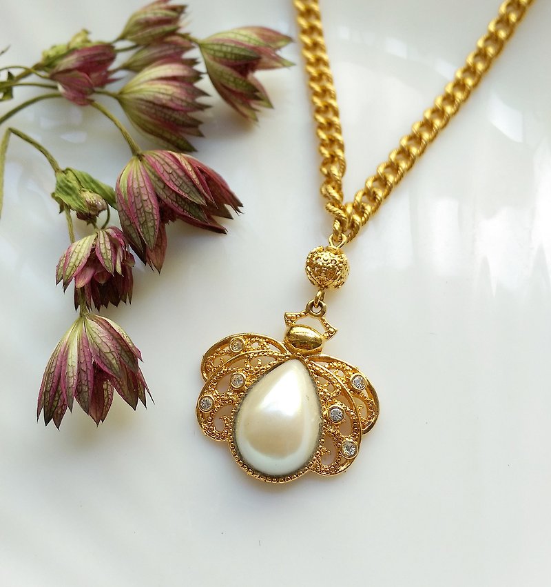 Western antique jewelry. AVON Queen Moth Necklace - สร้อยคอ - โลหะ สีทอง