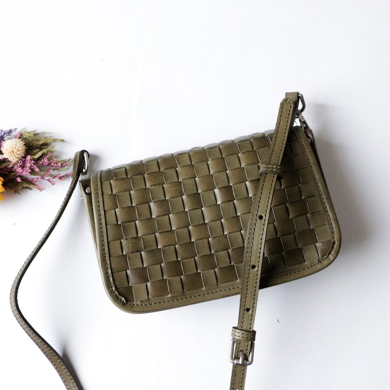 กระเป๋าหนังถักมือ 2 แบบ, กระเป๋าสะพายข้าง, กระเป๋าลำลองสำหรับผู้ใหญ่, สีน้ำตาล - กระเป๋าแมสเซนเจอร์ - หนังแท้ สีเขียว
