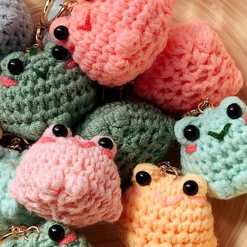 Amelia Jewelry丨Lucky Frog丨Handmade crochet yarn knitting - พวงกุญแจ - เส้นใยสังเคราะห์ 