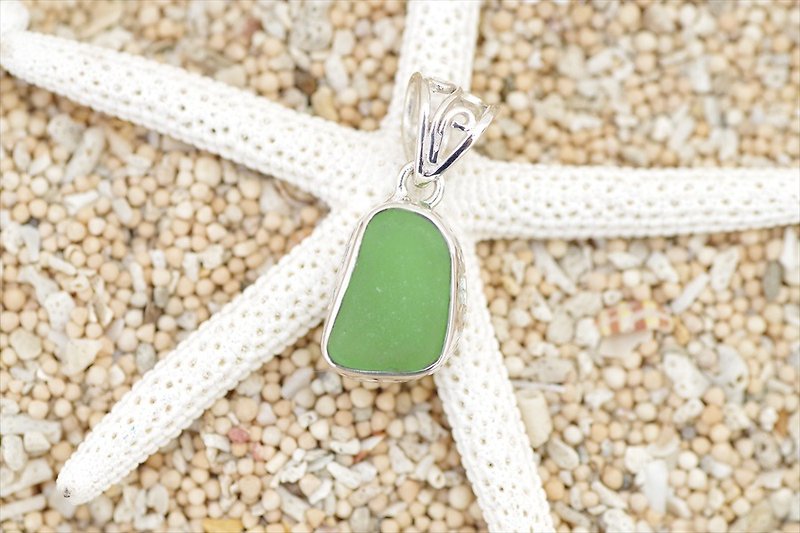 Stone Necklaces Green - A gift from the sea! Green sea glass Silver pendant top