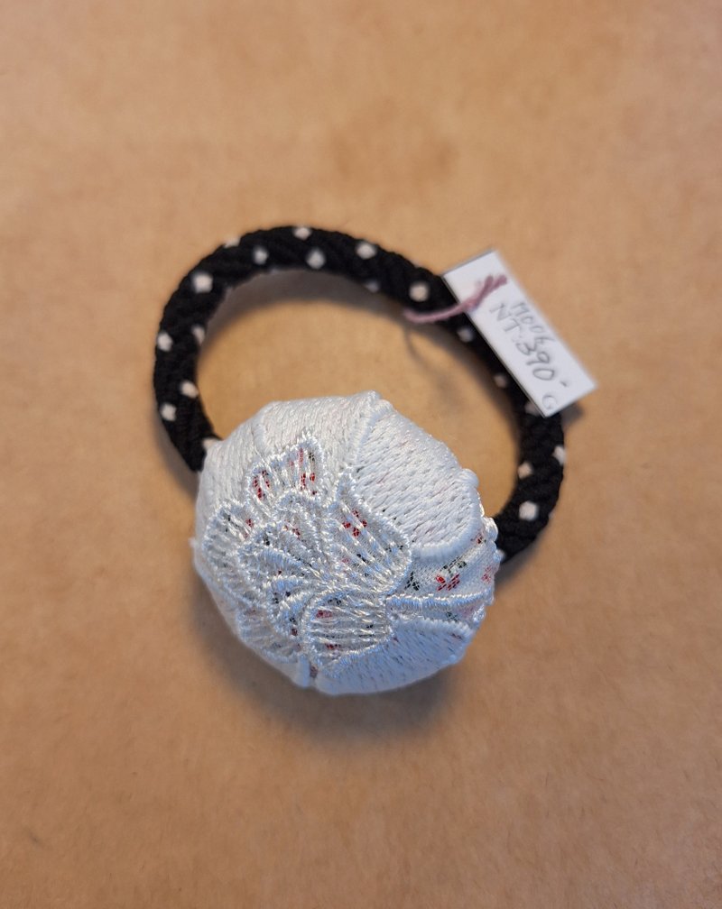 設計手作蕾絲髮圈-純真刺繡花 - 髮夾/髮圈 - 其他材質 