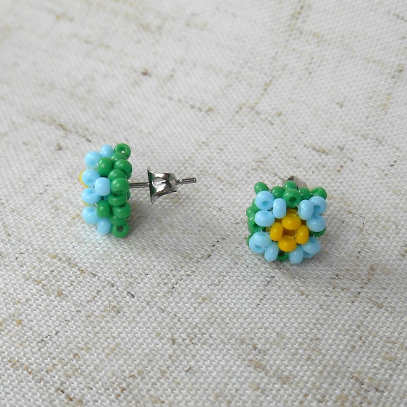 Beaded handmade daisy studs, flower earrings, blue flowers, blue studs, beading - Earrings & Clip-ons - Glass Blue