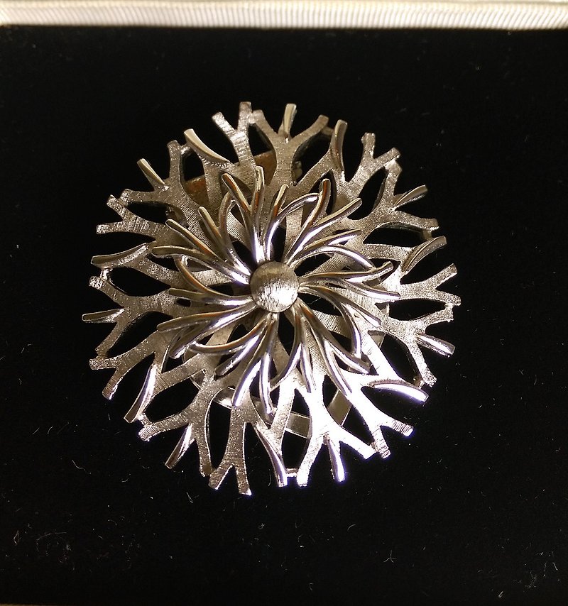[Western antique jewelry / old age] TRIFARI silver brush radial flower silk scarf clip - Badges & Pins - Other Metals Silver