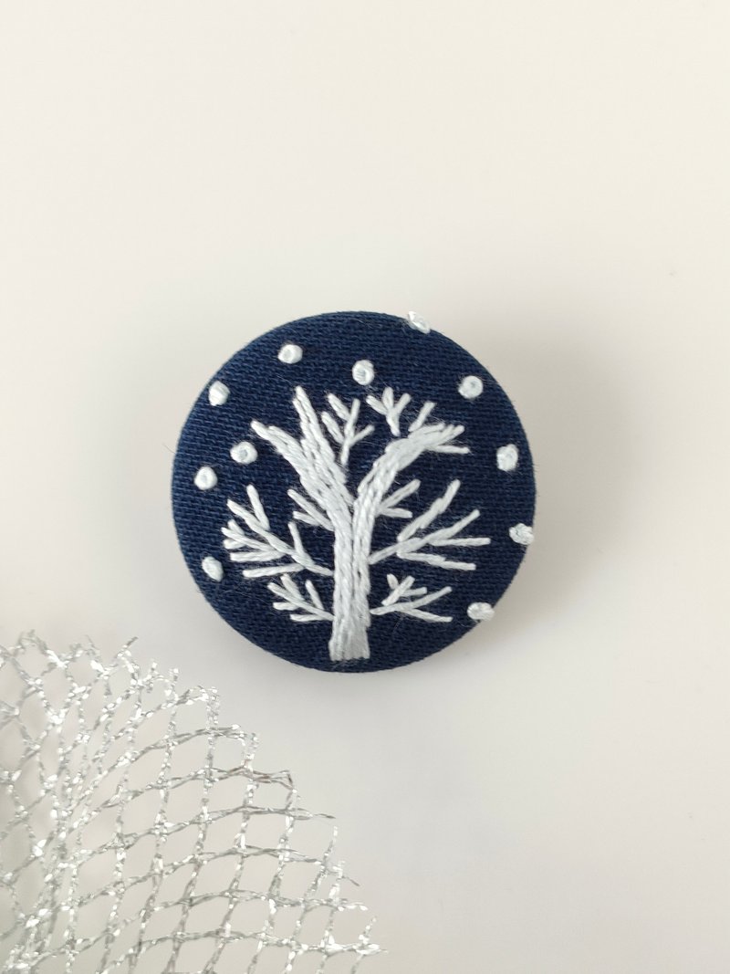 Snowy Forest Mini Embroidered Hair Tie - เครื่องประดับผม - ผ้าฝ้าย/ผ้าลินิน ขาว