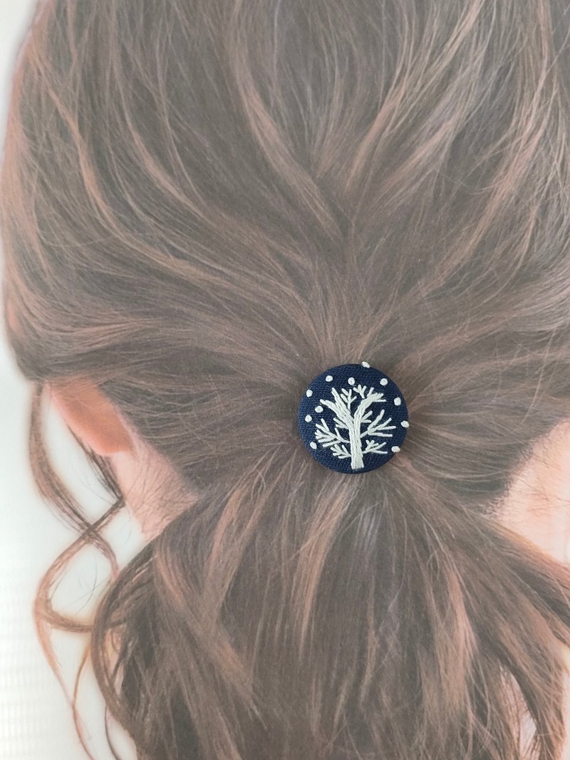 雪降る森のミニ刺繍ヘアゴム - 髮夾/髮圈 - 棉．麻 白色