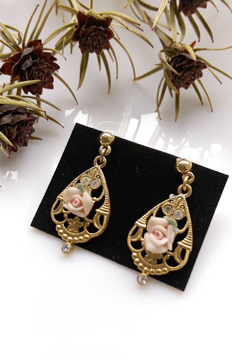 [Western antique jewelry / old age] 1980s 1928 beautiful hollow rose needle earrings - ต่างหู - โลหะ สึชมพู