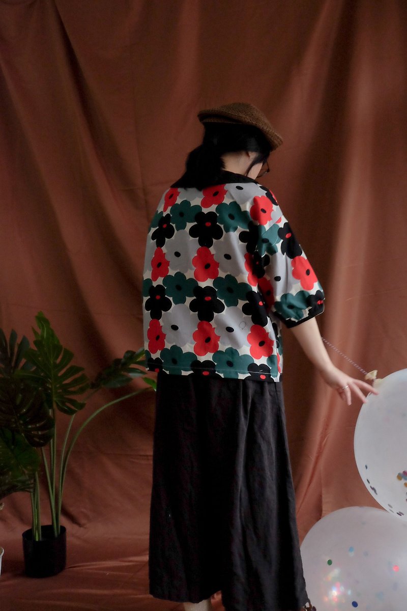 Japanese short-sleeved black-collar Peng Peng sleeve shirt three-color flower - เสื้อผู้หญิง - ผ้าฝ้าย/ผ้าลินิน ขาว