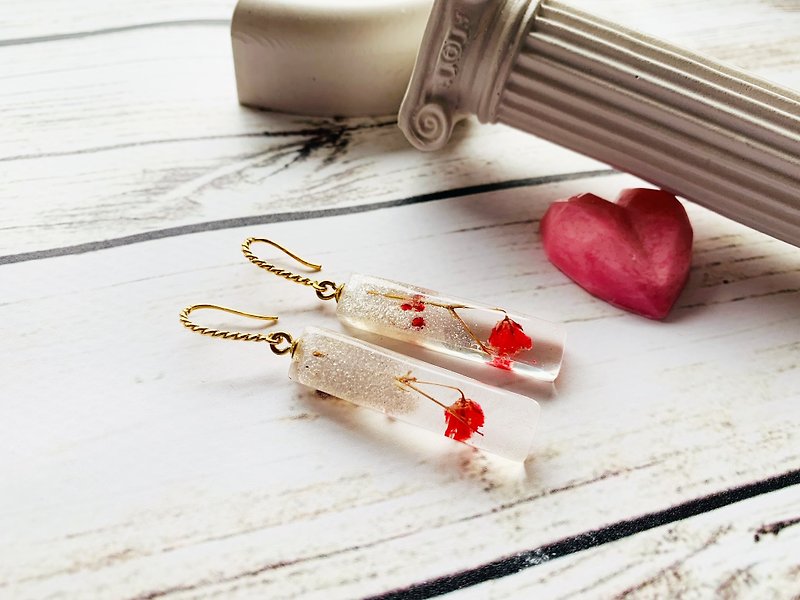 Handmade resin earrings Red Flowers, Birthday gift for women, Dangle earrings - ต่างหู - เรซิน สีใส
