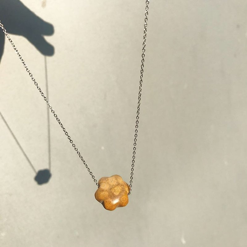 [Lost and find] simple natural stone star cut chrysanthemum jade necklace - Necklaces - Gemstone Yellow