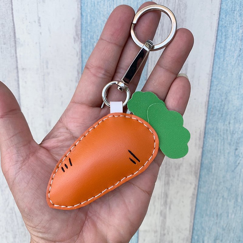 Healing little things orange cute carrot hand-stitched leather keychain small size - ที่ห้อยกุญแจ - หนังแท้ สีส้ม
